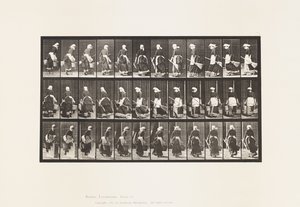 Levy 107. Kääntyminen portaiden nousuun, vesiämpäri ja luuta käsissä tekijältä Eadweard Muybridge