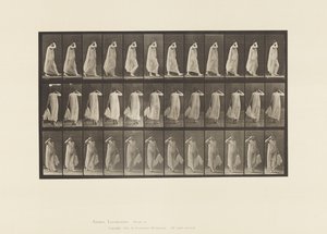 Kilpi 37. Kävely, vasemmalla kädellä pitävä mekko, oikea käsi kasvoilla, 1872-1885 tekijältä Eadweard Muybridge