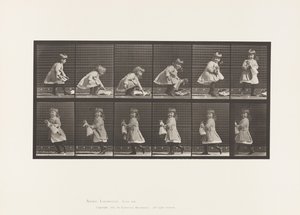 Levy 481. Lapsi, nuken nostaminen, kääntyminen ja kävely, 1885 tekijältä Eadweard Muybridge