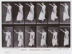 Ihmishahmo liikkeessä: Nainen laskeutumassa portaita pitkin (m/v kuva) tekijältä Eadweard Muybridge