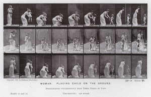 Ihmishahmo liikkeessä: Nainen, laittaa lapsen maahan (m/w kuva) tekijältä Eadweard Muybridge