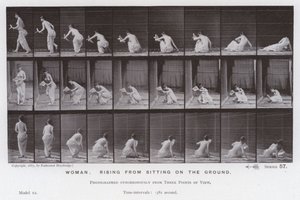 Ihmishahmo liikkeessä: Nainen nousemassa istumasta maahan (m/w kuva) tekijältä Eadweard Muybridge