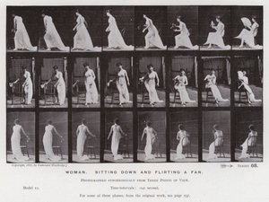 Ihmishahmo liikkeessä: Nainen istumassa ja flirttailemassa tuulettimelle (m/w kuva) tekijältä Eadweard Muybridge