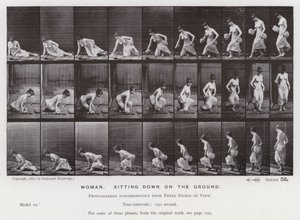 Ihmishahmo liikkeessä: Nainen istumassa maassa (m/v kuva) tekijältä Eadweard Muybridge
