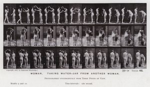 Ihmishahmo liikkeessä: Nainen ottaa vesipurkin toiselta naiselta (m/w kuva) tekijältä Eadweard Muybridge