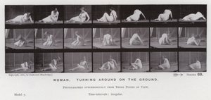 Ihmishahmo liikkeessä: Nainen, kääntyy maassa (m/w kuva) tekijältä Eadweard Muybridge