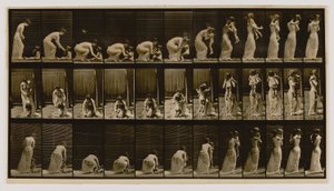 Nainen nostaa ja kantaa lasta, kirjasta Animal Locomotion (Eläinten liikkuminen). tekijältä Eadweard Muybridge