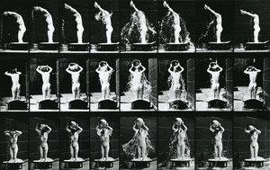 Nainen kaatamassa vettä päänsä päälle, kuvitus teoksesta "The Human Figure in Motion", vuoden 1904 painos tekijältä Eadweard Muybridge
