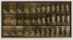 Nainen istuu maassa, kirjasta Animal Locomotion (Eläinten liikkuminen). tekijältä Eadweard Muybridge
