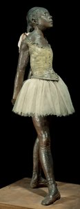 14-vuotias tai upea tanssija pukeutunut Edgar Degasin (1834-1917) veistos pronssiseen patinaan, tylliin ja vaaleanpunaiseen satiiniin puisella pohjalla tekijältä Edgar Degas
