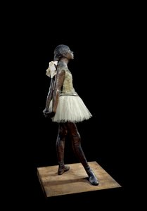 14-vuotias tai upea tanssija pukeutunut Edgar Degasin (1834-1917) veistos pronssiseen patinaan, tylliin ja vaaleanpunaiseen satiiniin puisella pohjalla tekijältä Edgar Degas