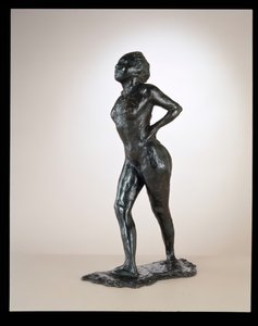 Tanssija levossa, kädet lantiolla, oikea jalka eteenpäin, c. 1881-1890 valettu 1919-1925. tekijältä Edgar Degas