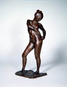 Tanssija kiinnittämässä sukkahousujensa nyörejä, noin 1885-90, valettu 1919 (pronssi).