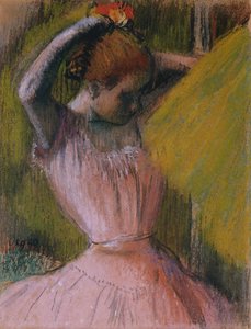 Tanssija asettelemassa hiuksiaan, n. 1900-1912 (pastelli paperille asetettuna venytetylle paperille) tekijältä Edgar Degas