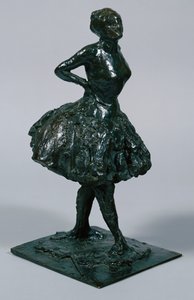 Tanssija rennossa mekossa, kädet lanteilla, oikea jalka eteenpäin, valettu n. 1919-21 tekijältä Edgar Degas