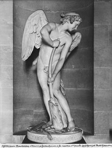 Amor veistämällä jousensa Hercules-klubista, 1747-50 (katso myös 346092) (marmori)