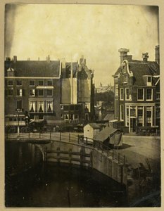 Gezicht op logement Rondeel in Amsterdam vanuit het huis van de fotograaf