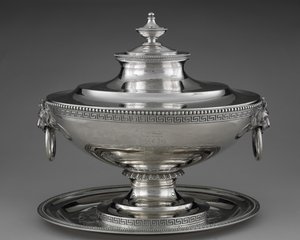 Keittotureen aluslevyllä tekijältä Edward Chandler Moore
