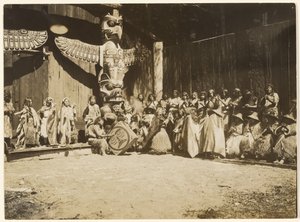 [Seinien vieressä oli tiiviisti pakkautunut kirjava joukko sotureita ja heidän vaimojaan] tekijältä Edward S. Curtis