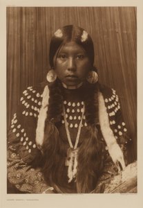 Pölyinen mekko - Kalispel tekijältä Edward S. Curtis