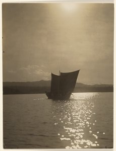 [Aamunkoiton harmaassa valossa Yaklus-soturit kääntyivät pois]