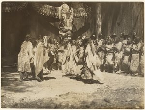 [Naida tanssii elämän ja kuoleman tanssia] tekijältä Edward S. Curtis