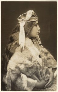 Naida, ylpeä prinsessa tekijältä Edward S. Curtis