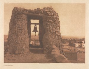 Salkku XVI, laatta 564: Acoman kellotapuli tekijältä Edward S. Curtis