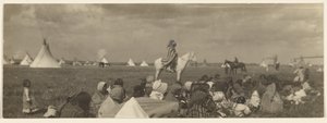 [The Crier - Piegan]. tekijältä Edward S. Curtis