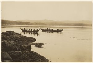 [Soturit, niin nuoret kuin vanhatkin, laskivat kanoottinsa veteen] tekijältä Edward S. Curtis