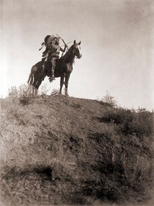 Absaroke Warrior on Horseback, Edward S. Curtis, n. 1910 (hopeaprintti) tekijältä Edward Sheriff Curtis