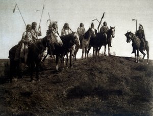 Amerikan intiaanit: apsarokesoturi hevosen selässä tekijältä Edward Sheriff Curtis