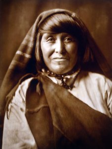 Acomalainen nainen, n. 1904, valokuva Edward S. Curtis tekijältä Edward Sheriff Curtis
