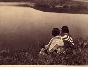 Joutotunti - Hetki rauhaa: Piegan-intiaanit istuvat vesistön reunalla. Kuva otettu Edward S. Curtisin (1868-1952) julkaiseman Pohjois-Amerikan intiaanien tietosanakirjan osasta 6, jossa esipuhe on kirjoittanut Theodore Roosevelt. B tekijältä Edward Sheriff Curtis