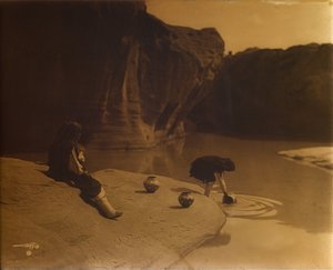 Acoman vanhan kaivon luona, noin 1904 (orotoniasävy) tekijältä Edward Sheriff Curtis