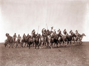 Brule Sioux War Party, kirjoittanut Edward S. Curtis, n. 1907 (sävyinen hopeaprintti) tekijältä Edward Sheriff Curtis