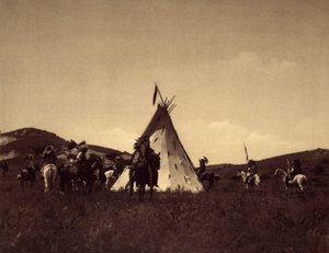 Leiri Sioux. Oli tapana, että soturit ratsastivat ympyrässä johtajansa ympärillä ennen kuin he lähtevät vihollisen hyökkäykselle. Kuva otettu Edward S. Curtisin Pohjois-Amerikan intiaanien tietosanakirjan (1868-1952) osasta 3, esipuheen kirjoittanut Theodo tekijältä Edward Sheriff Curtis