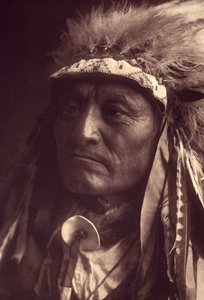 Crazy Thunder, Sioux Teton (Oglala tai Ogalala) Kuva Edward S. Curtisin Pohjois-Amerikan intiaanien tietosanakirjan (1868-1952) osasta 3, esipuhe Theodore Roosevelt. Vuosina 1907–1930 julkaistiin 20 osaa. tekijältä Edward Sheriff Curtis