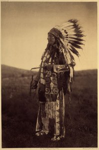 Hight Hawk. Warriorin settimekot hienoon tilaisuuteen: nahkapaita, leggingsit, mokasiinit, piipputuppi (kaikki brodeerattu possueepoksen pikanteilla), sotapäähine kotkan höyhenillä, patukka kivipäällä, päänahalla. Hight Hawk harjoittelee siouxia tekijältä Edward Sheriff Curtis