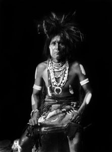 Hopi-intialainen, Naja kaulassa, kuva Edward S. Curtis, c. 1921 tekijältä Edward Sheriff Curtis