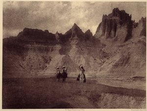 Badlandsissa. Tämä hämmästyttävä kuva on tehty Sheep Mountainilla, Pine Rige Reserve -alueella, Badlandsissa, Etelä-Dakotassa. Kuva otettu osasta 3 Edward S. Curtisin tietosanakirjasta (1868-1952) Pohjois-Amerikan intiaaneista, esipuheella Theodore Rooseve tekijältä Edward Sheriff Curtis