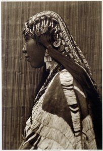 Amerikan intiaani: "Intian tytön muotokuva" Valokuva: American Edwards Curtis (1868-1952), 1900-luku. La Rochelle, Uuden maailman museo tekijältä Edward Sheriff Curtis