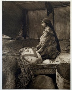 Amerikan intiaanit: nuori intialainen tyttö, Skokomish-heimon päällikön tytär tekijältä Edward Sheriff Curtis