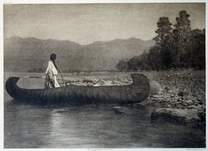 Amerikan intiaanit: intiaani kanoottiveneessä eteläisellä Flathead Lakella, Montanassa tekijältä Edward Sheriff Curtis