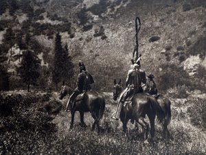 Amerikan intiaanit Apsaroke-heimosta mustassa kanjonissa Yhdysvalloissa tekijältä Edward Sheriff Curtis