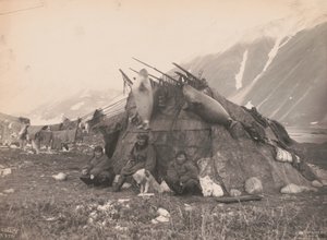 Inuiittikota ja perhe, n. 1899 (mv/w kuva) tekijältä Edward Sheriff Curtis