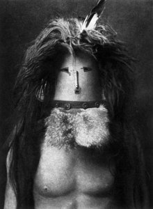 Navajo-intiaani pukeutui jumalatar Haschebaadiksi tekijältä Edward Sheriff Curtis