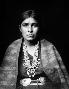 Navajo nainen yllään hopea squash kukka kaulakoru, concho vyö, viltti ladattuna olkapäille, c. 1904, valokuva Edward S. Curtis tekijältä Edward Sheriff Curtis