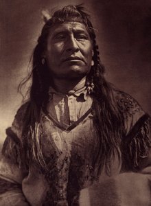 Uusi Chest, Indian Piegan. Kuva otettu Edward S. Curtisin (1868-1952) julkaiseman Pohjois-Amerikan intiaanien tietosanakirjan osasta 6, jossa esipuhe on kirjoittanut Theodore Roosevelt. Vuosina 1907–1930 julkaistiin 20 osaa. tekijältä Edward Sheriff Curtis