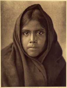 Qahatika tyttö. Nuori Qahatika tyttö. Nämä aavikon intiaanit asuvat noin 60 kilometrin päässä Pimasin suojelualueelta (Arizona). Kuva otettu Edward S. Curtisin Pohjois-Amerikan intiaanien tietosanakirjan (1868-1952) osasta 2, jossa esipuhe on kirjoittanut  tekijältä Edward Sheriff Curtis